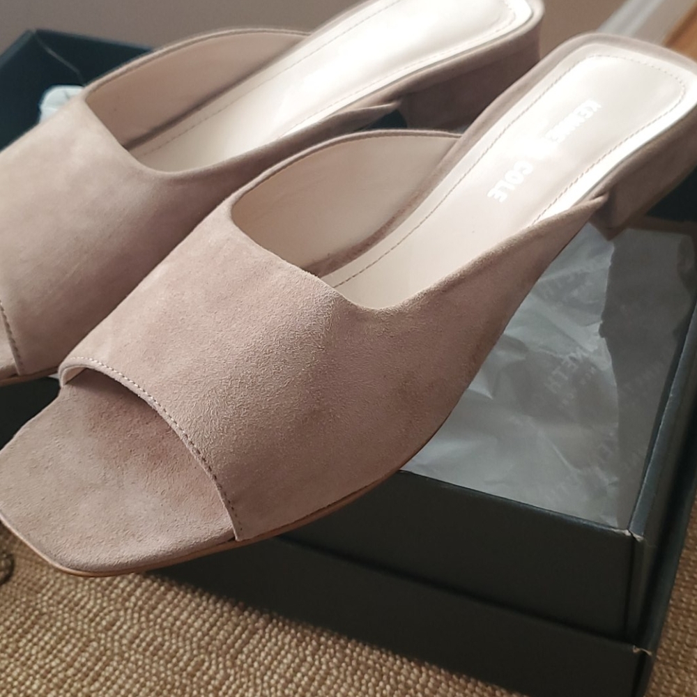 Kenneth Cole size 10 taupe suede slides